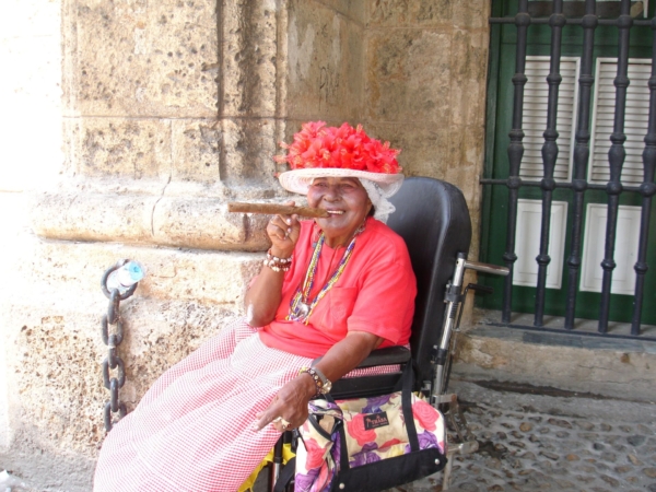 Kuba, alte Frau mit rotem Hut und Zigarre, Latin America Tours, Reisen